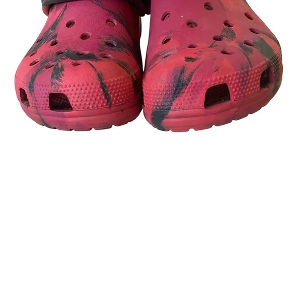 CROCS Men’s Classic Marbled Clog Red Black 8
