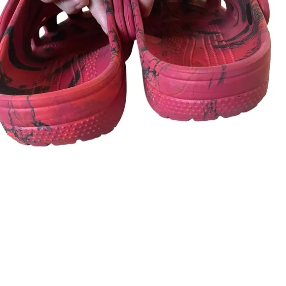 CROCS Men’s Classic Marbled Clog Red Black 8