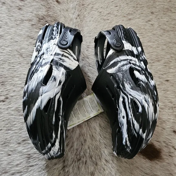 CROCS Off Grid Unisex Marbled Clogs Men Size 9/Women Size 11 Black &amp; White NEW