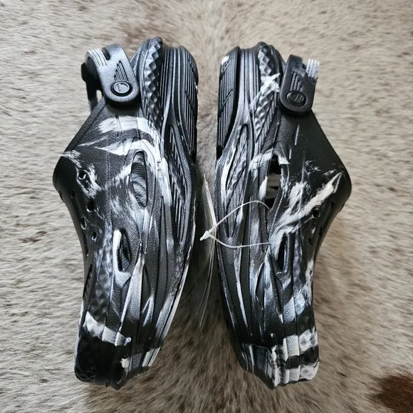 CROCS Off Grid Unisex Marbled Clogs Men Size 9/Women Size 11 Black &amp; White NEW
