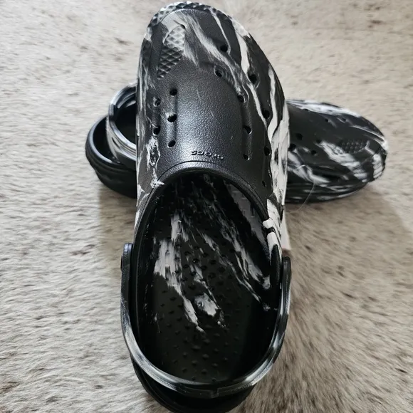 CROCS Off Grid Unisex Marbled Clogs Men Size 9/Women Size 11 Black &amp; White NEW