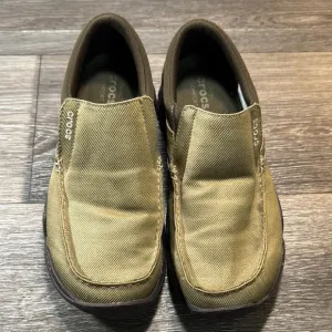 CROCS Tan Loafers Slip-Ons Casual Comfort men’s size 10 (b113)