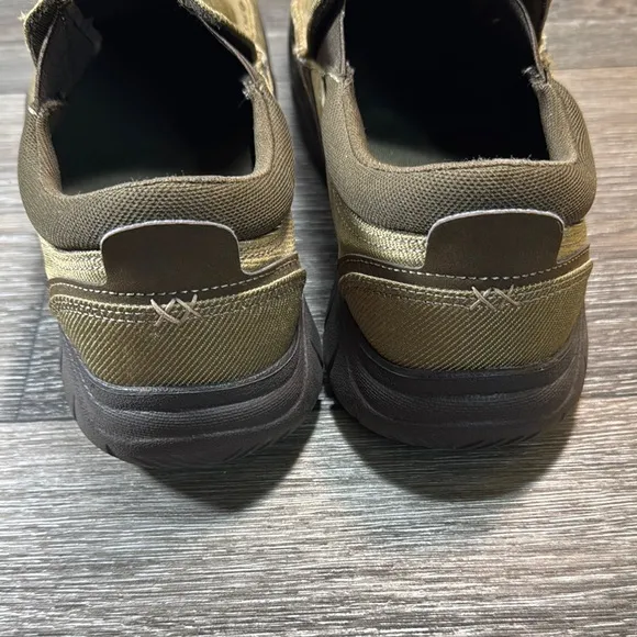 CROCS Tan Loafers Slip-Ons Casual Comfort men’s size 10 (b113)