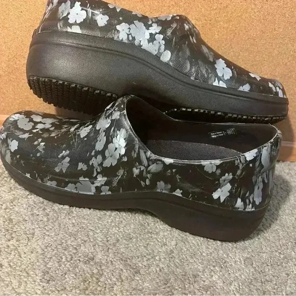 Crocs Women Size 8 Black Floral Neria Pro II Graphic Clog Comfort Footwear