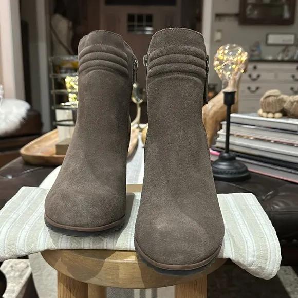 Crown Vintage “Exquisite” Suede Leather Ankle Booties in Gray Taupe, Size 10