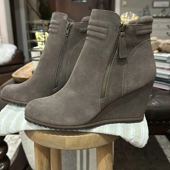 Crown Vintage “Exquisite” Suede Leather Ankle Booties in Gray Taupe, Size 10