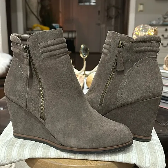 Crown Vintage “Exquisite” Suede Leather Ankle Booties in Gray Taupe, Size 10