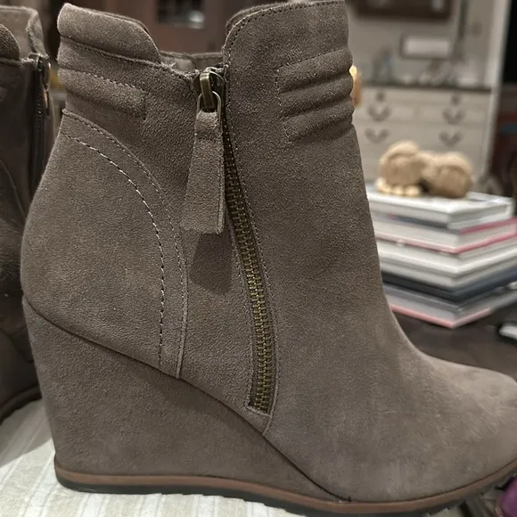 Crown Vintage “Exquisite” Suede Leather Ankle Booties in Gray Taupe, Size 10