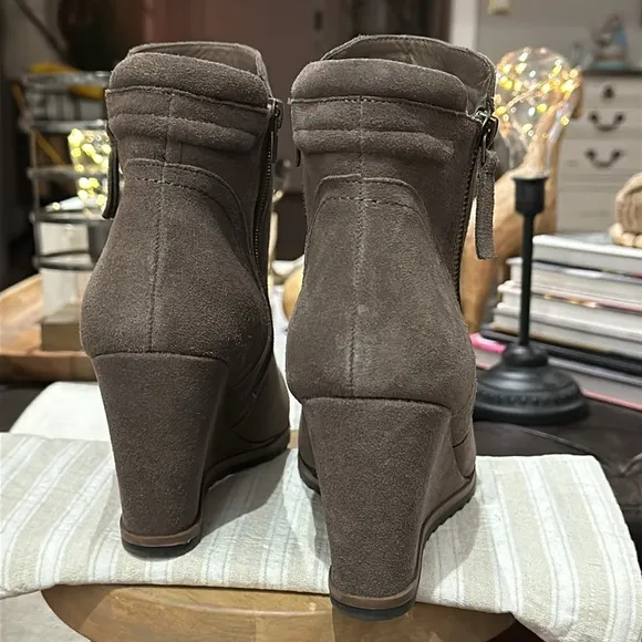 Crown Vintage “Exquisite” Suede Leather Ankle Booties in Gray Taupe, Size 10