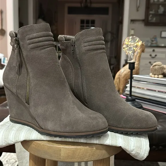 Crown Vintage “Exquisite” Suede Leather Ankle Booties in Gray Taupe, Size 10
