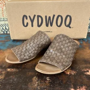 Cydwoq Amanthus Mules. New in box from Sundance.