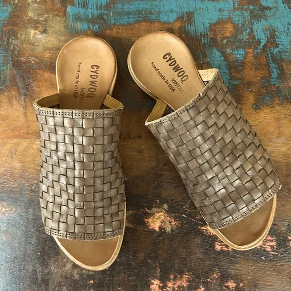 Cydwoq Amanthus Mules. New in box from Sundance.