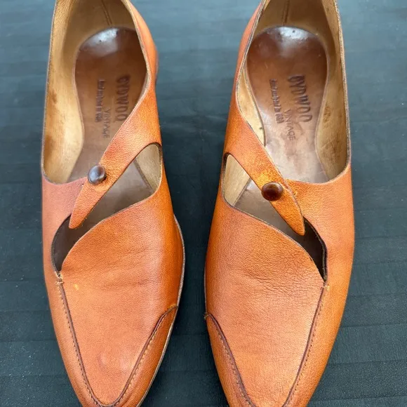 Cydwoq brand leather Kitten Heels