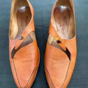Cydwoq brand leather Kitten Heels