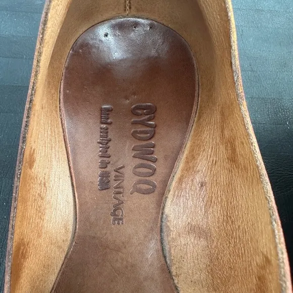 Cydwoq brand leather Kitten Heels