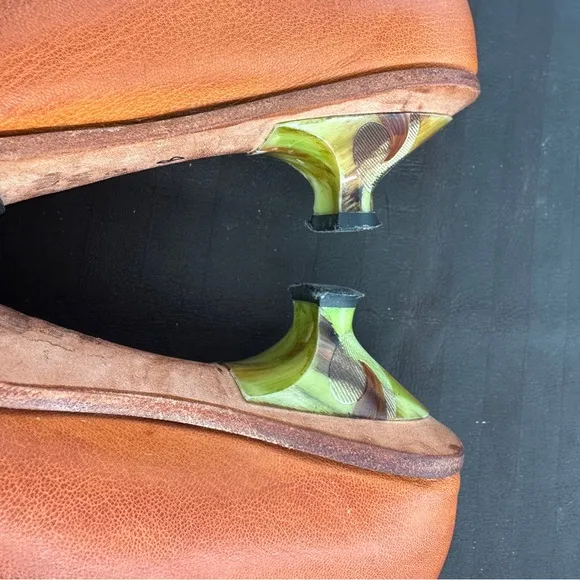 Cydwoq brand leather Kitten Heels