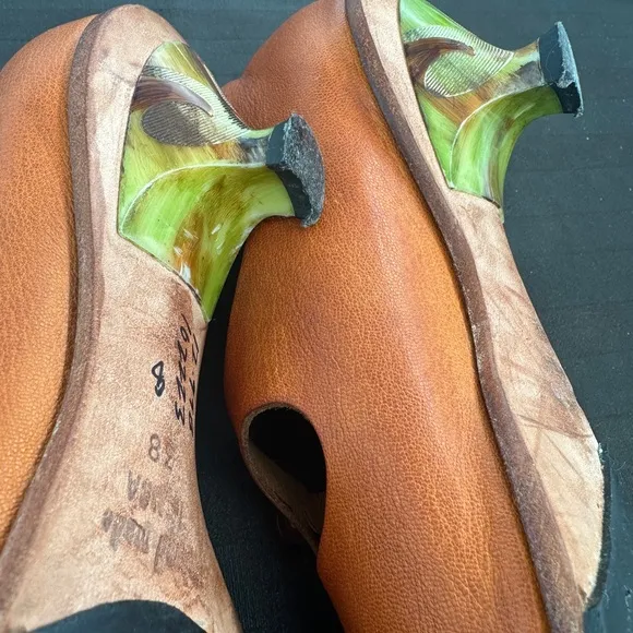 Cydwoq brand leather Kitten Heels