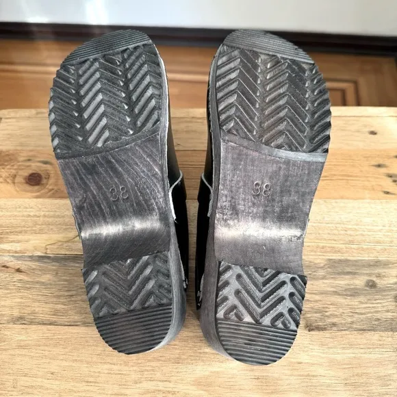 Danish Design Black Leather Dark Wood Sole Boho Slip On Clogs Size 38 / 7