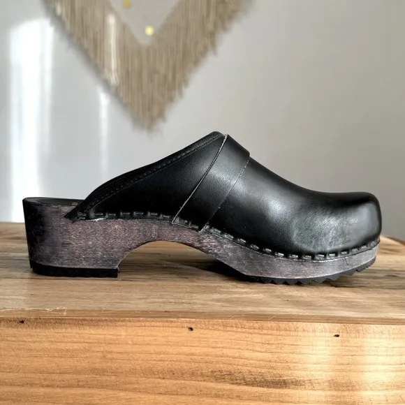 Danish Design Black Leather Dark Wood Sole Boho Slip On Clogs Size 38 / 7