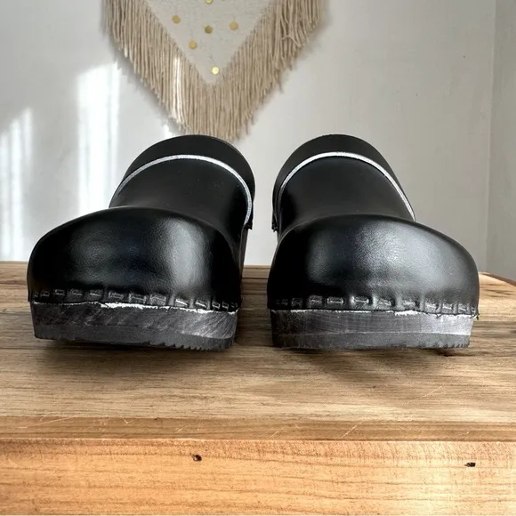 Danish Design Black Leather Dark Wood Sole Boho Slip On Clogs Size 38 / 7