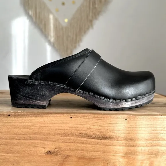 Danish Design Black Leather Dark Wood Sole Boho Slip On Clogs Size 38 / 7