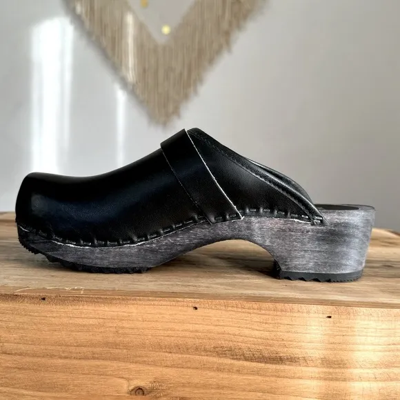 Danish Design Black Leather Dark Wood Sole Boho Slip On Clogs Size 38 / 7