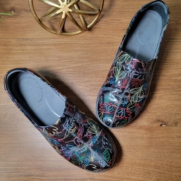 Dansko | 39 Coral Neon Leaf Patent Leather 90s style nurse clog nursing