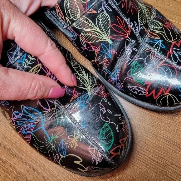 Dansko | 39 Coral Neon Leaf Patent Leather 90s style nurse clog nursing