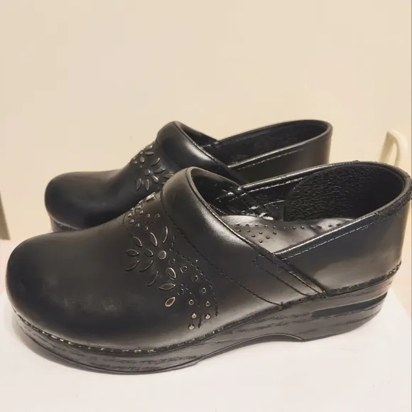 Dansko &quot;Patricia&quot; Black Leather Metal Jeweled Closed Back Clogs Sz.8/38 Ret.$145