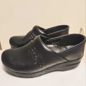 Dansko &quot;Patricia&quot; Black Leather Metal Jeweled Closed Back Clogs Sz.8/38 Ret.$145