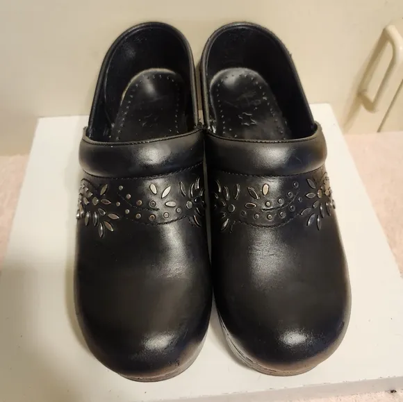 Dansko &quot;Patricia&quot; Black Leather Metal Jeweled Closed Back Clogs Sz.8/38 Ret.$145