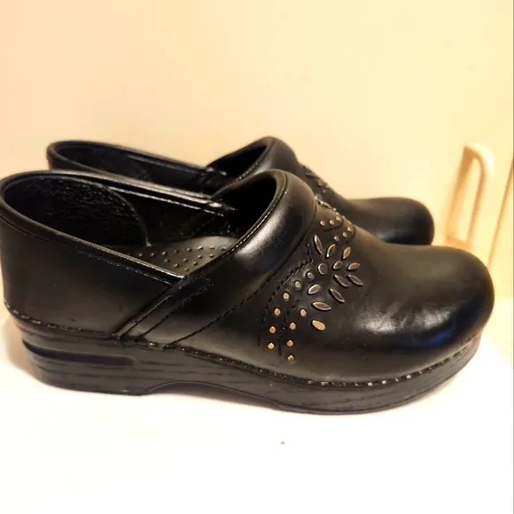 Dansko &quot;Patricia&quot; Black Leather Metal Jeweled Closed Back Clogs Sz.8/38 Ret.$145