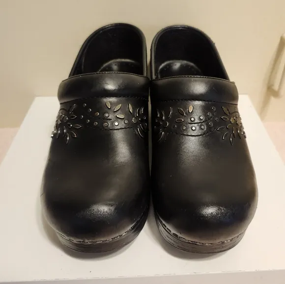 Dansko &quot;Patricia&quot; Black Leather Metal Jeweled Closed Back Clogs Sz.8/38 Ret.$145
