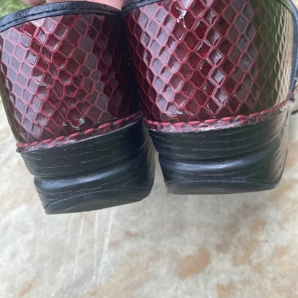 Dansko burgundy faux snakeskin clogs size 39 work wear comfort support artsy XP