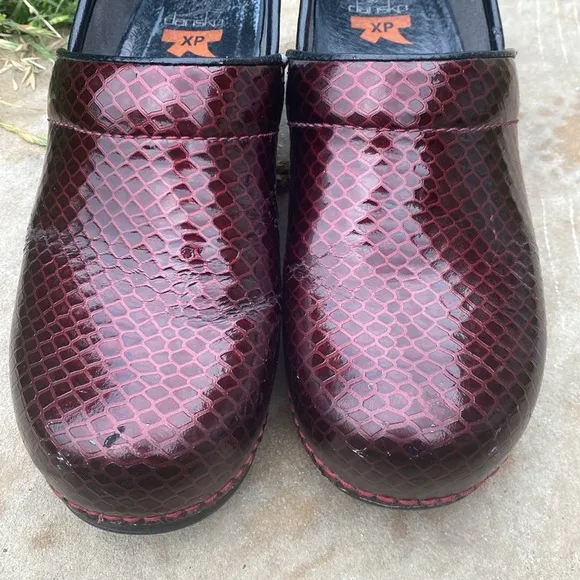 Dansko burgundy faux snakeskin clogs size 39 work wear comfort support artsy XP