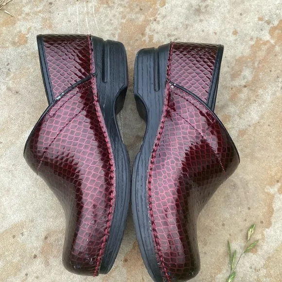 Dansko burgundy faux snakeskin clogs size 39 work wear comfort support artsy XP