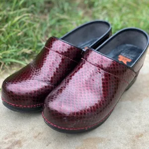 Dansko burgundy faux snakeskin clogs size 39 work wear comfort support artsy XP