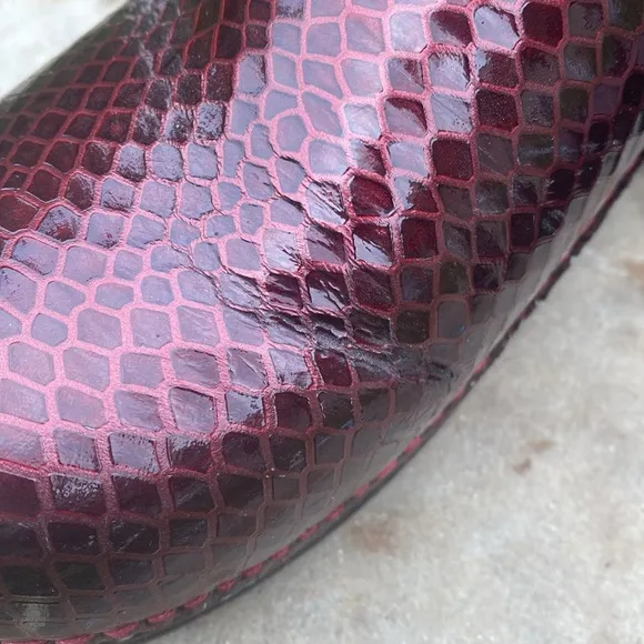 Dansko burgundy faux snakeskin clogs size 39 work wear comfort support artsy XP