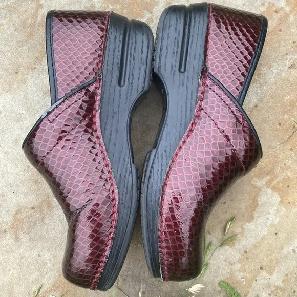 Dansko burgundy faux snakeskin clogs size 39 work wear comfort support artsy XP