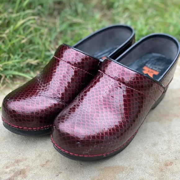 Dansko burgundy faux snakeskin clogs size 39 work wear comfort support artsy XP