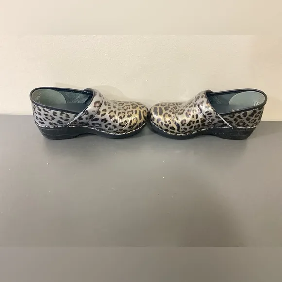 Dansko leopard cheetah print clogs size 38(7.5-8us)metallic black gold and brown