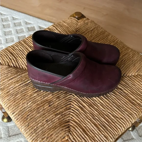 Dansko Maroon Red Leather Professional Clogs Size EU 39 Classic Casual Comfort