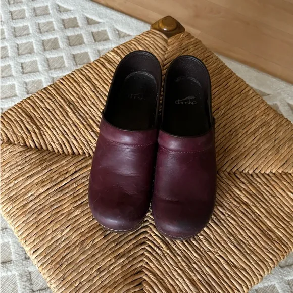 Dansko Maroon Red Leather Professional Clogs Size EU 39 Classic Casual Comfort