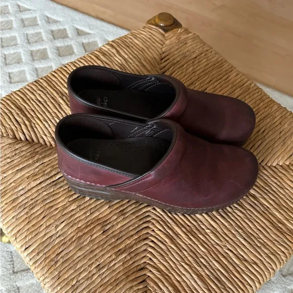 Dansko Maroon Red Leather Professional Clogs Size EU 39 Classic Casual Comfort