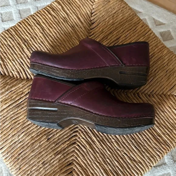 Dansko Maroon Red Leather Professional Clogs Size EU 39 Classic Casual Comfort