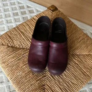 Dansko Maroon Red Leather Professional Clogs Size EU 39 Classic Casual Comfort