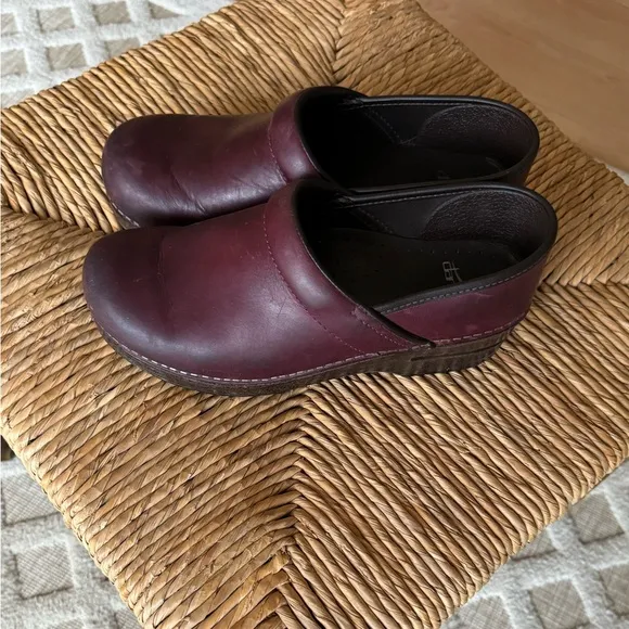 Dansko Maroon Red Leather Professional Clogs Size EU 39 Classic Casual Comfort