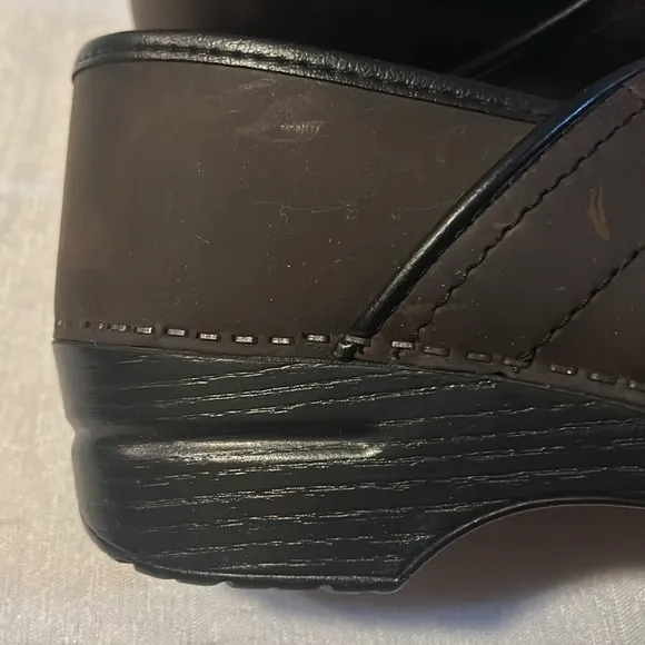 Dansko Pro Women’s Metallic Leather Professional Clogs Vintage Brown Size 40
