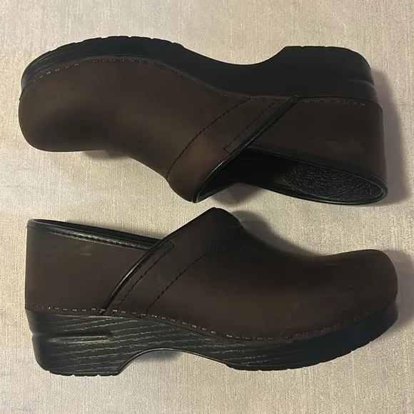 Dansko Pro Women’s Metallic Leather Professional Clogs Vintage Brown Size 40
