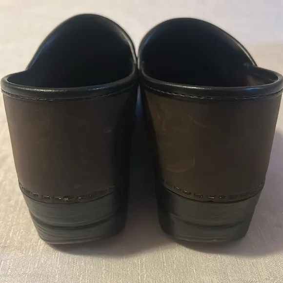 Dansko Pro Women’s Metallic Leather Professional Clogs Vintage Brown Size 40
